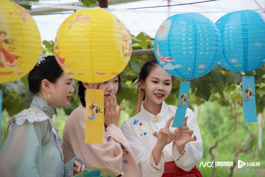 图集汉服游园猜灯谜这个中秋有点潮