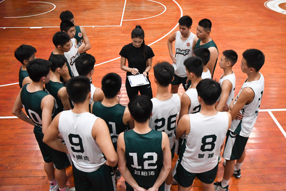 9月6日,于红俊(中)在长沙市明德华兴中学指导篮球队队员训练.