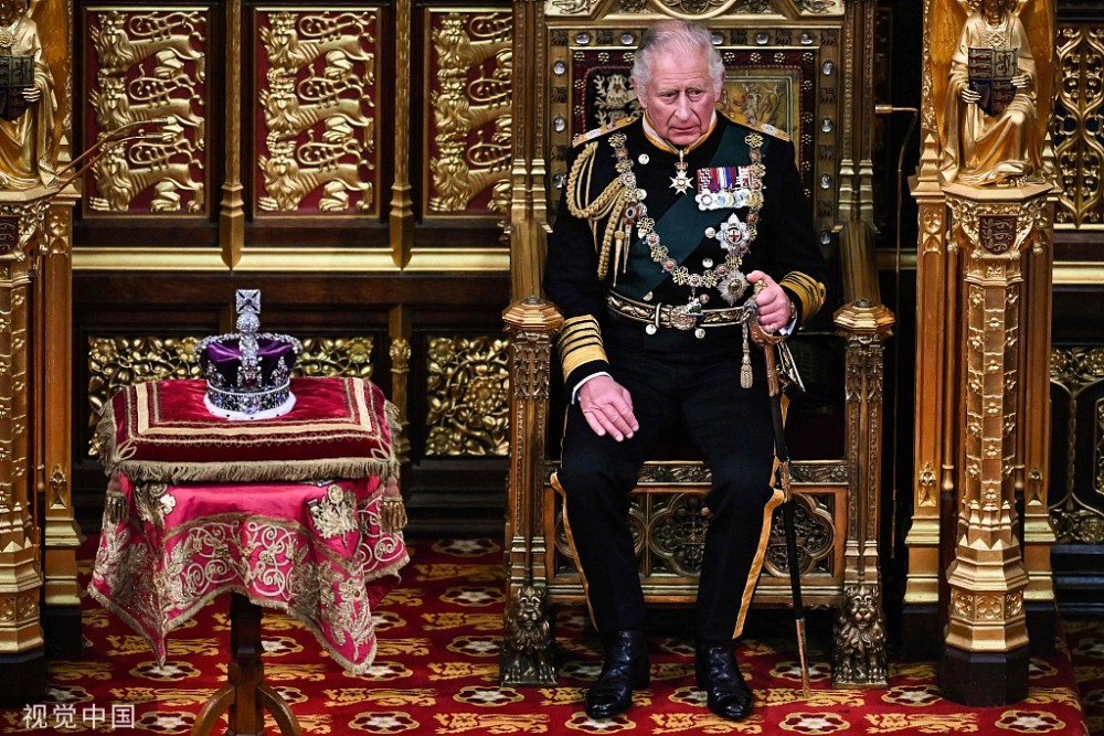 “英国基石”谢幕，君主制加速崩塌？