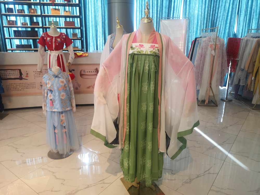 中秋汉服生意火爆商家加急发货有厂家称比去年同期增长两倍