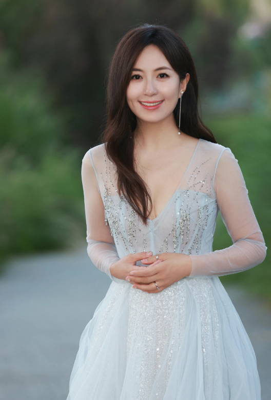 47岁杨童舒穿深v大秀事业线,四肢纤细身材火辣,皮肤白皙状态好_腾讯