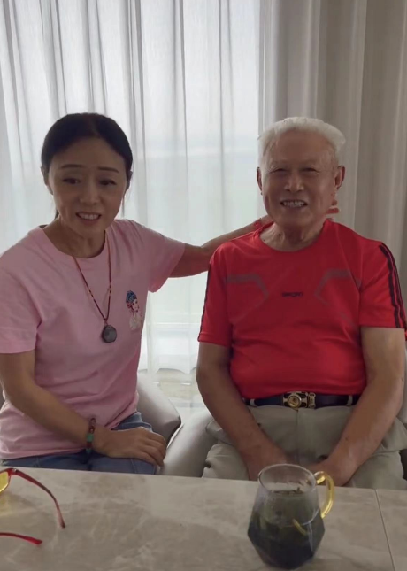 60岁吴琼回安徽娘家!父女长相极其神似,18年姐弟恋幸福如初