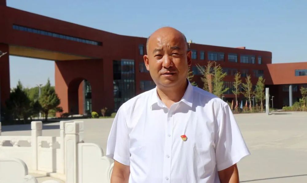 金塔县中学校长 运文红:"近十年,共有1900多名学生被北大,清华,上海