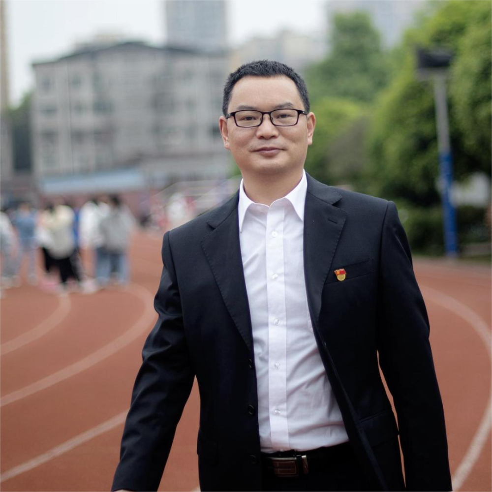 胡贵权四川省峨眉第二中学校副校长心中有山河,眼里有学生.