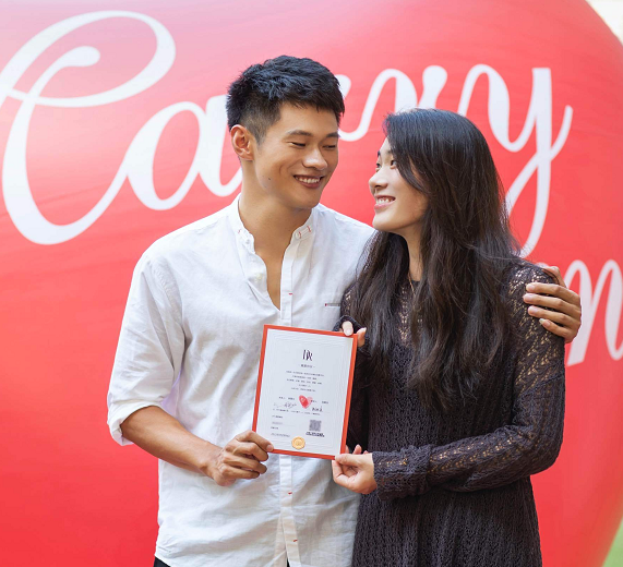 谢震业看到后心疼不已,赶紧起身为女友擦拭眼泪,随后两人在田径场上