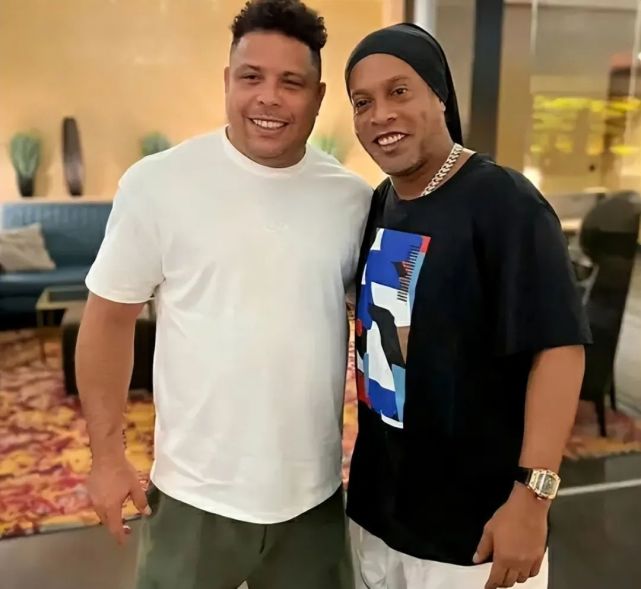 小罗现状:42岁精神焕发,刚晒与大罗合照,两人同框像兄弟