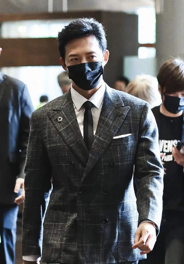 44岁王阳罕见晒娃,2岁儿子反戴帽子姿势帅气,软萌可爱神似父亲_腾讯