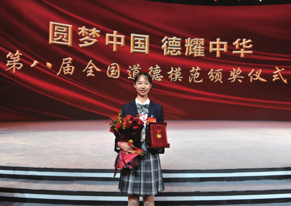 奋斗者 正青春|崔译文:瞬间壮举闪耀人性之光_腾讯新闻