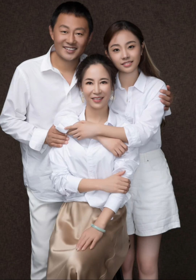中国奥运冠军晒出一家三口全家福,女儿出落得亭亭玉立