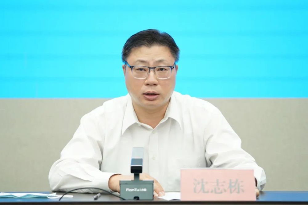 区委书记沈志栋出席会议并讲话.