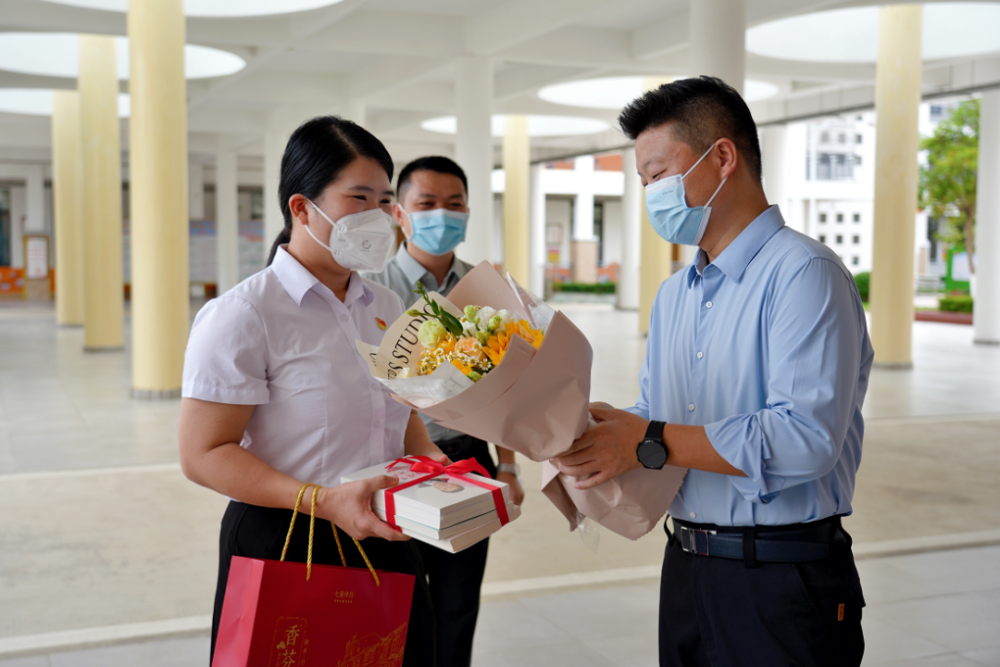 吴海峰教师节前夕走访慰问教师代表