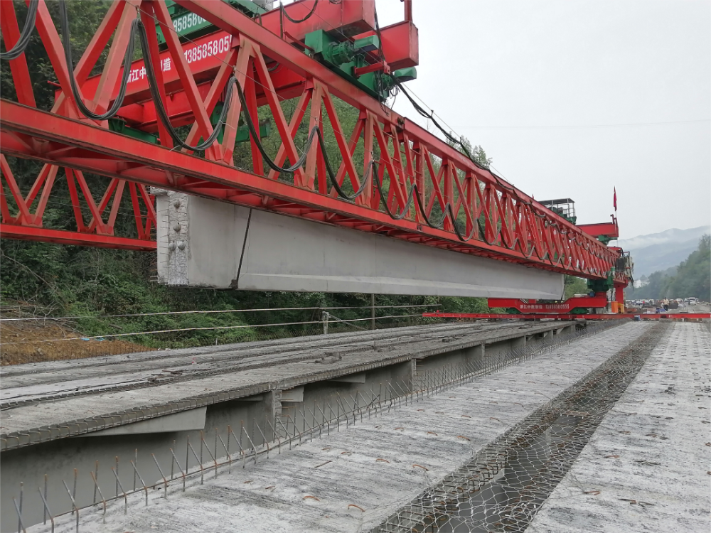 枣子坪2号大桥自6月24日开始架设第一片t梁以来,在各级领导的指导下