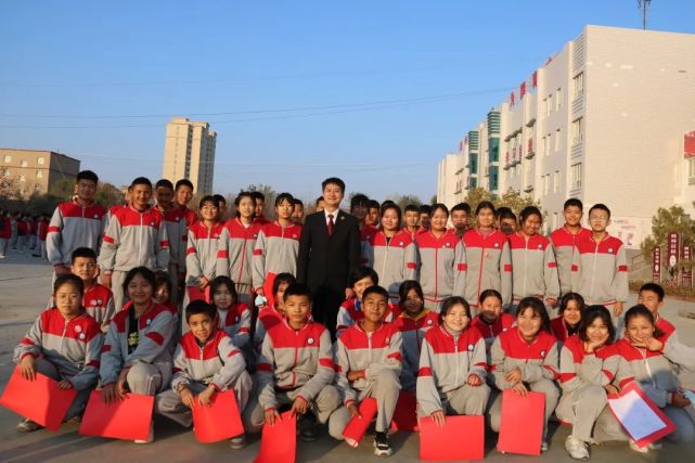 精河县人民检察院援疆检察官杜明来到县初级中学,为同学们带来"开学第