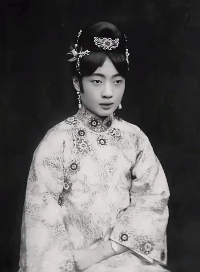 婉容,文绣别硬演,陈冲绝美,陶虹惊艳,潘虹演出了末代皇后的悲