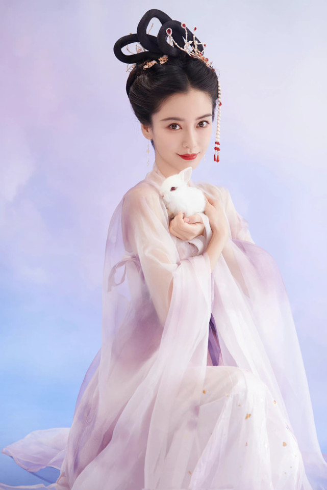 angelababy中秋送祝福,手抱玉兔穿中国风刺绣汉服,演嫦娥仙子超美艳