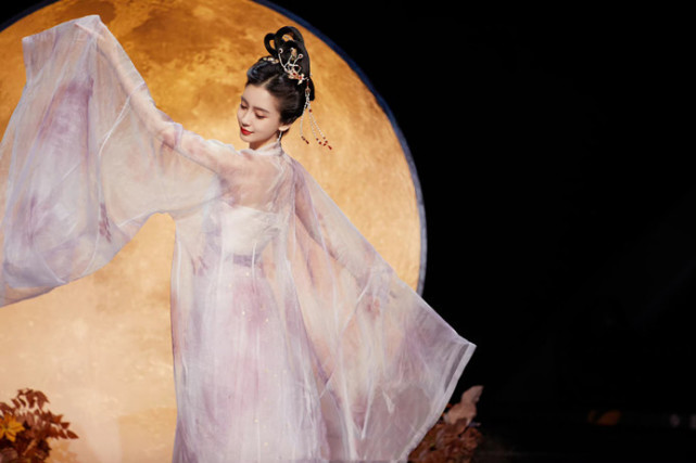 angelababy中秋送祝福,手抱玉兔穿中国风刺绣汉服,演嫦娥仙子超美艳