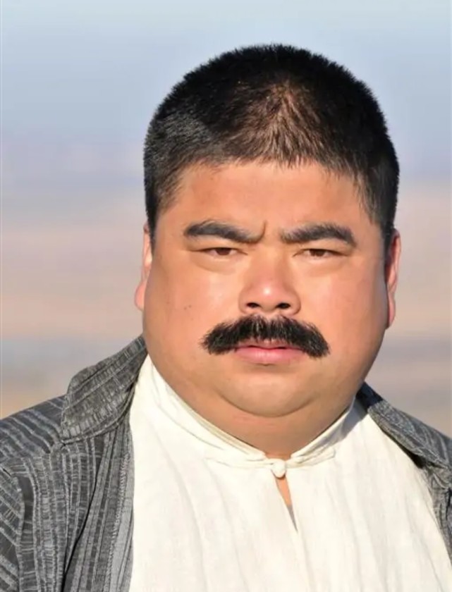 演员刘金8个月没戏拍,卖茶叶蛋增加收入,网友:不丢人!