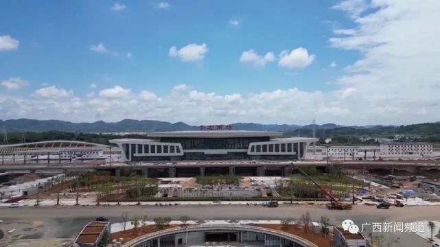 在崇左南站站房我们可以看到,站房设计结合自由灵动的花山壁画蛙人