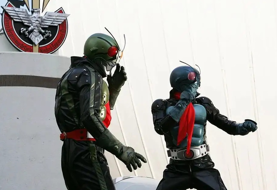 不但是龙装红的大师红,还是假面骑士the first的1号,这战斗能力不是盖