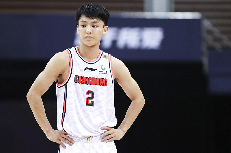 徐杰通过个人的努力一步步从广东男篮青年队升入到广东男篮一队,在