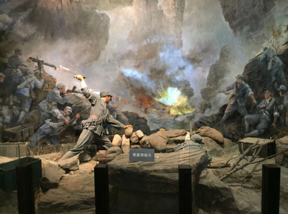 青松翠相掩映的烈士陵园为纪念黄崖洞保卫战中殉国的烈士而建纪念塔上