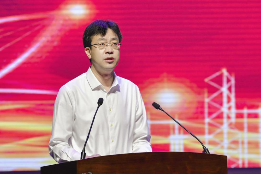 县委副书记,代县长杨远朝在致辞中首先代表县四套班