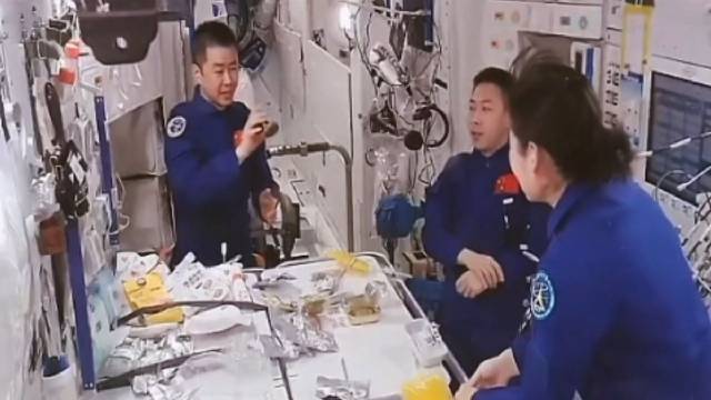 中国人第一次太空过中秋，神舟十四号乘组在空间站吃上莲蓉馅月饼