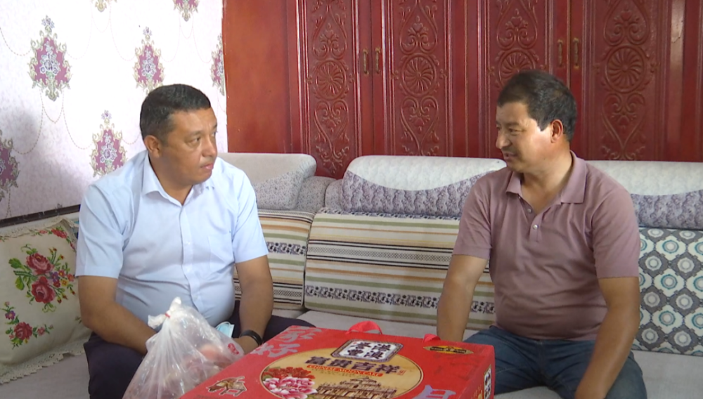 哈斯木来到麦盖提县吐曼塔勒乡,分别前往艾尼瓦尔·玉苏普,艾力·艾山