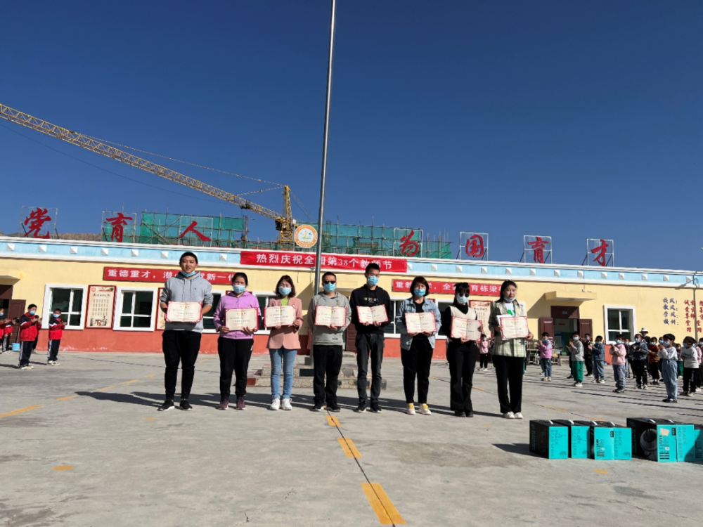 9月9日,吉根乡小学师生一起庆祝教师节.