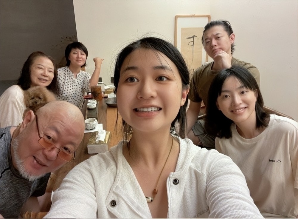 霍尊一家六口庆中秋火风两任太太罕和谐同框施小岚微笑比耶