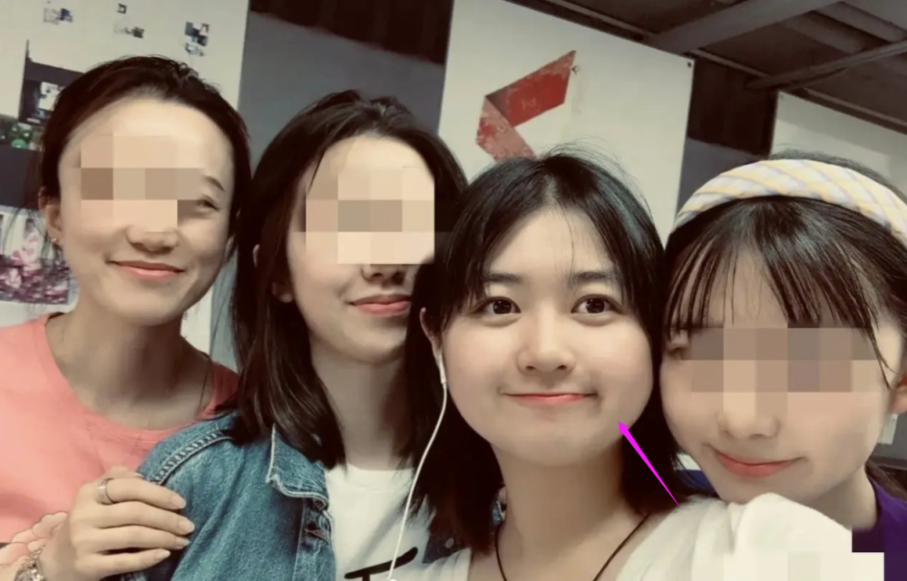 曝光画面中,手持相机负责掌镜自拍的17岁霍苗,是火风与现任太太姜华