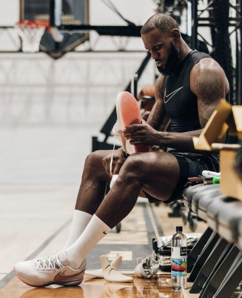 詹姆斯晒最新训练照:赤膊暴扣露霸气表情 老板希望他在湖人退役_腾讯