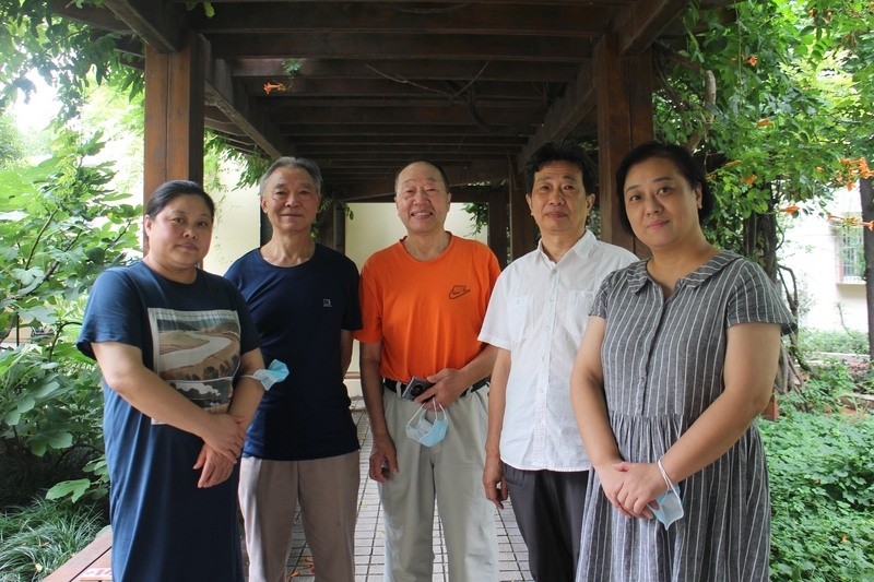 淮中居民区党总支书记邓金桂介绍"邻友会"组建之初,居民自主推选出了