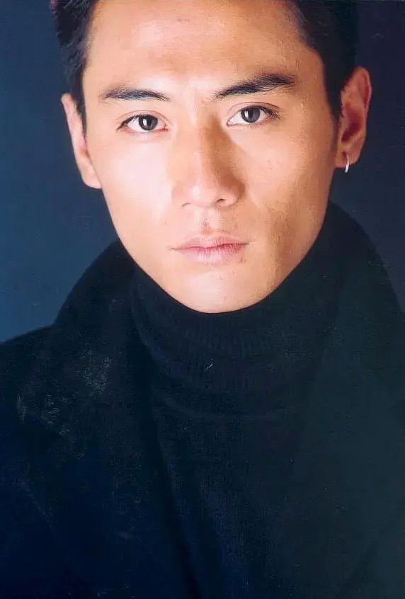 刘烨和众多"海岩男郎"不一样,他被海岩相中不是因为"单纯",而是忧郁.