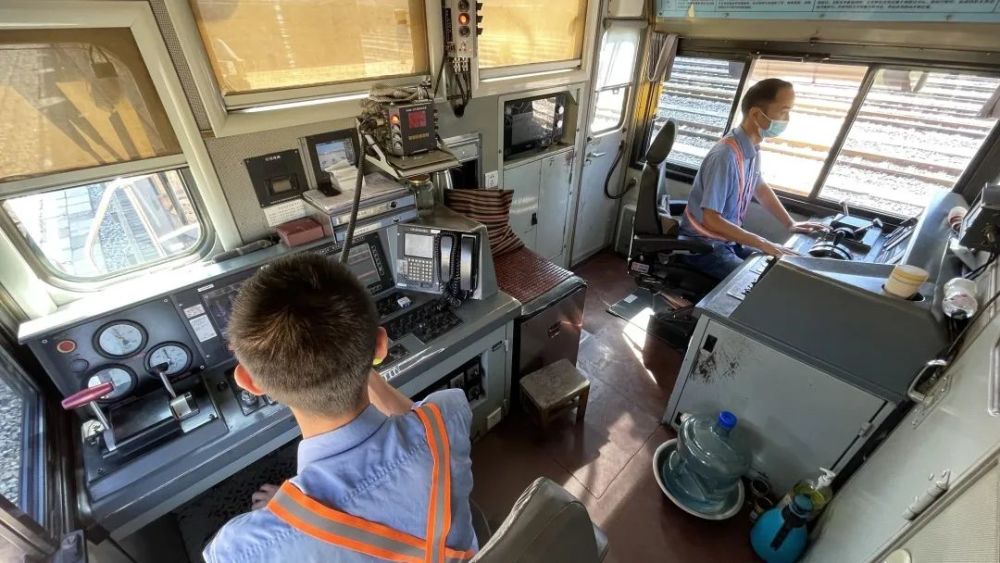 室内部构造特殊因为调车作业需要hxn5b(和谐内5b)型机车df7g(东风7g)