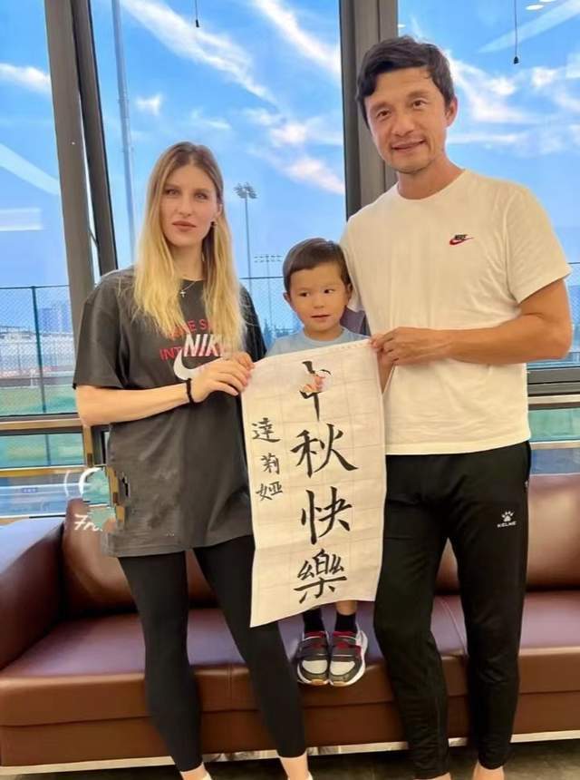 大连人主帅谢晖中秋晒全家福洋老婆身材婀娜多姿儿子俏皮可爱