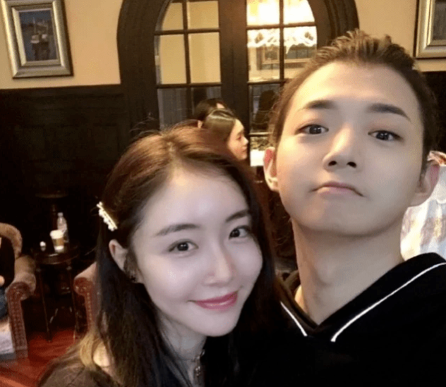 霍尊携施冰岚过中秋,生母继母同时出镜,妹妹可爱俏皮