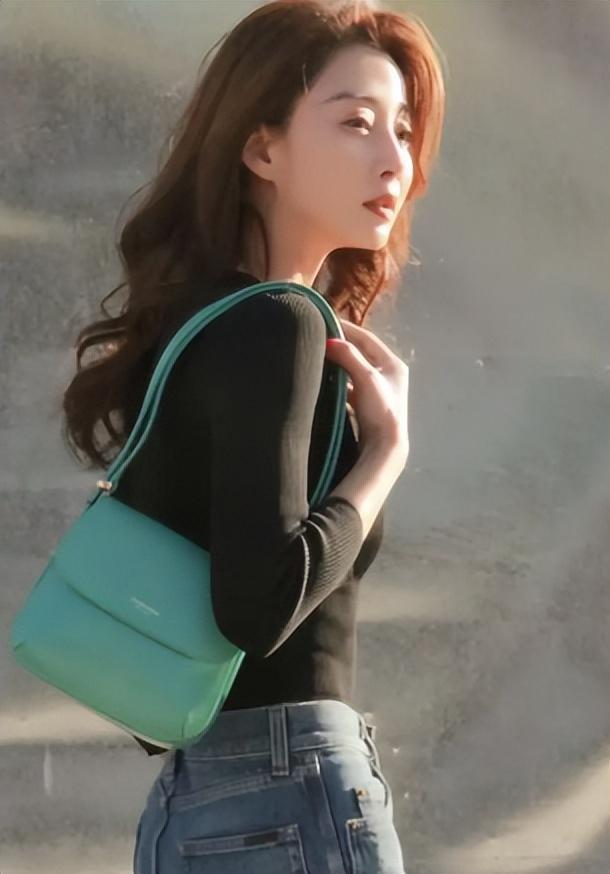 网友偶遇殷桃聚餐,长发披肩气质温柔,桌上的茅台酒才是重点