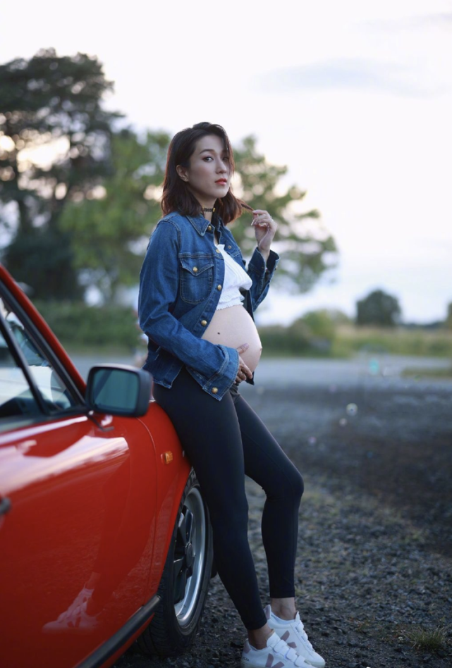 钟嘉欣晒孕期写真,秀八个月孕肚气色超赞,中秋陪儿女烘焙温柔有耐心