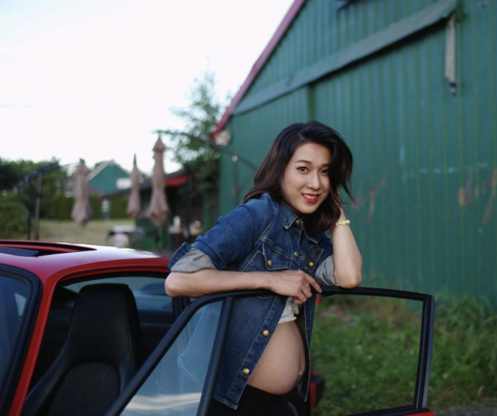 钟嘉欣晒孕期写真,秀八个月孕肚气色超赞,中秋陪儿女烘焙温柔有耐心