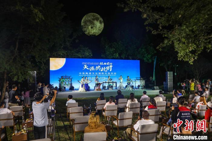 江西景德镇举行中秋陶瓷文化国际交流活动9年级语文下册电子版