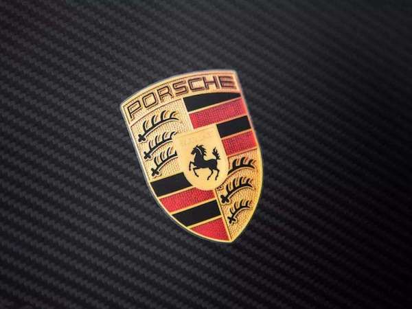 下方长得像睫毛一样的符号其实是鹿角,最后红黄黑的配色来自德国国旗