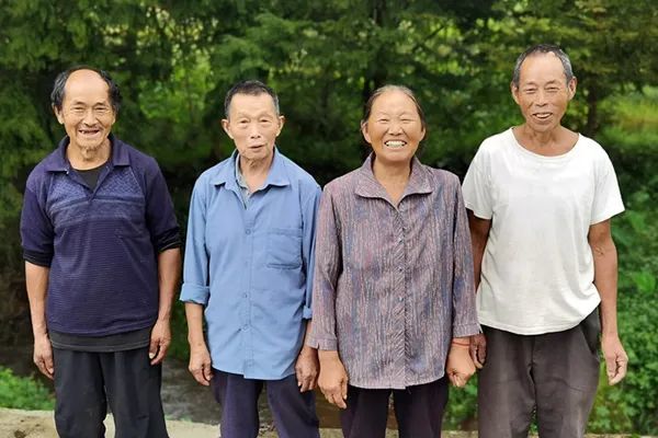 两个多月前,也是雨中,70岁的他和村民孙开武,孙学珍两位老人一起,从