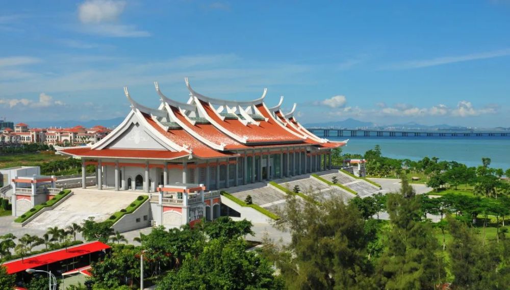 建築主體秉承獨具特色的閩南建築風格,與集美鰲園,嘉庚公園和諧統一