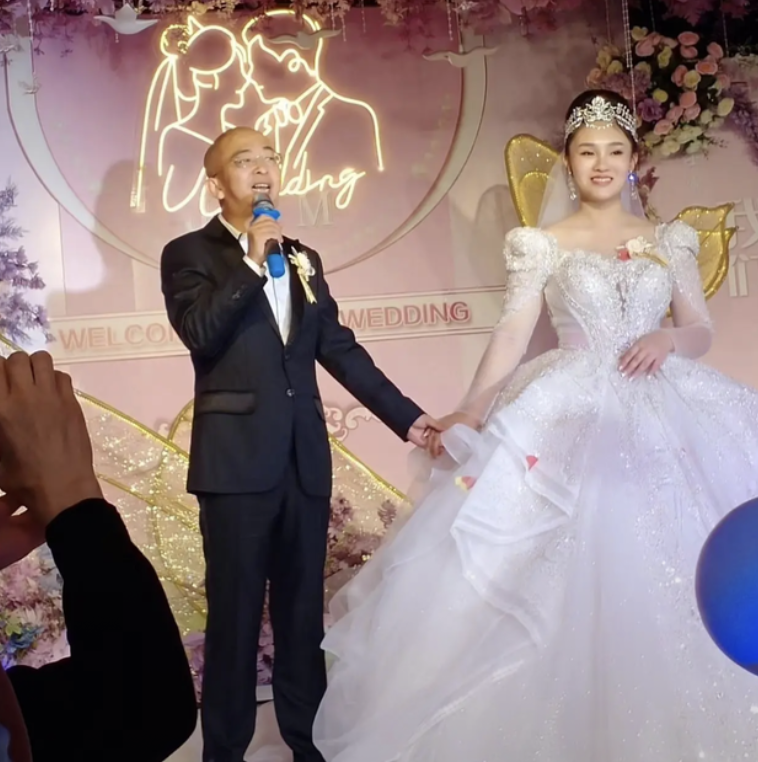 巨兴茂婚后过首个中秋节,与小15岁娇妻秀恩爱,对方颜值高身材好_腾讯