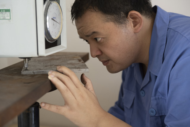 (图片故事)铁路"接骨师"罗宇航:焊花朵朵铸匠心