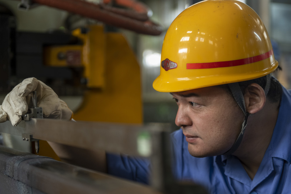 (图片故事)铁路"接骨师"罗宇航:焊花朵朵铸匠心