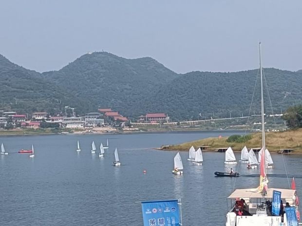 北京国际帆船赛金海湖扬帆起航