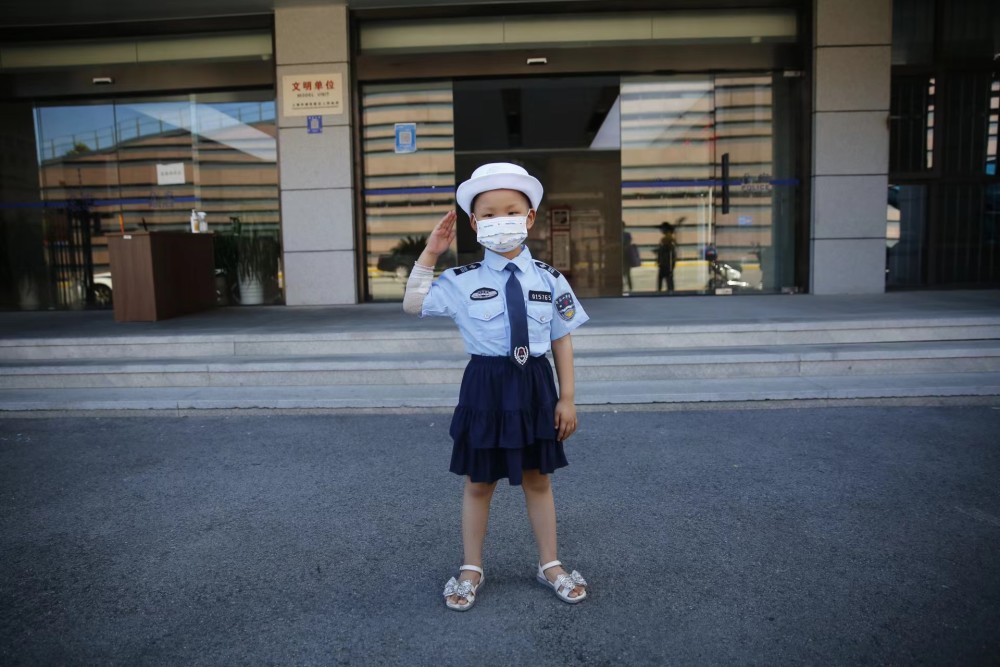浦东警方介绍,"迷你警察"名叫小凡凡,是一名5周岁的小女孩,罹患有