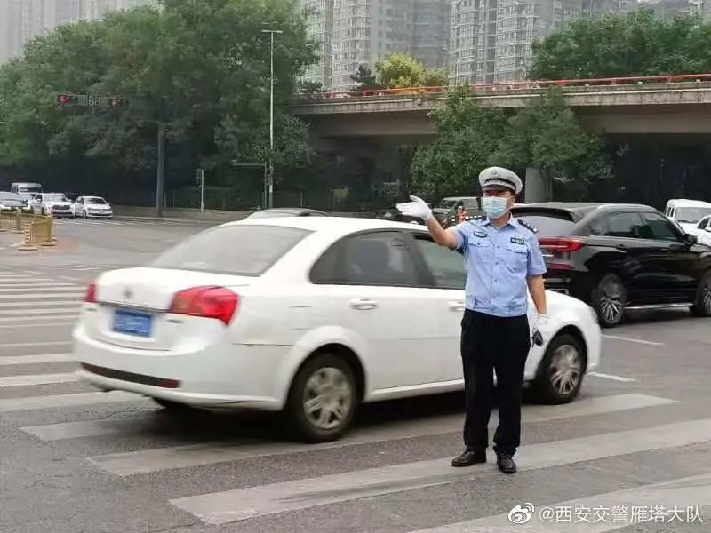 西安交警执勤图片图片